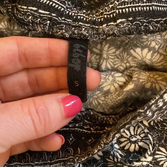 Billabong Black and White Floral Shorts Size Small - Picture 8 of 12